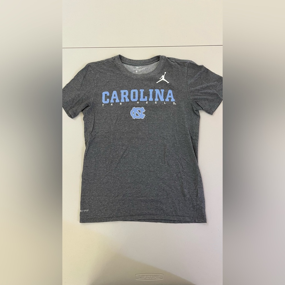 Men’s Nike Jordan UNC Gray Tee with Blue Carolina Tar Heels Print